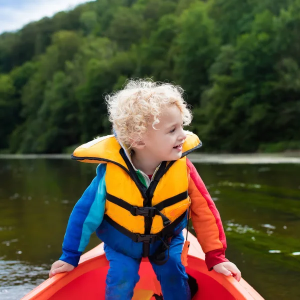 Petit garçon en kayak — Photo