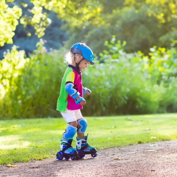 夏の公園でスケート子供ローラー — ストック写真