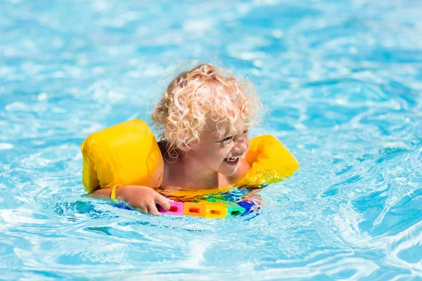 Liten pojke i poolen — Stockfoto