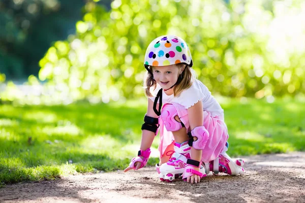 Dziewczynka z roller skate buty w parku — Zdjęcie stockowe
