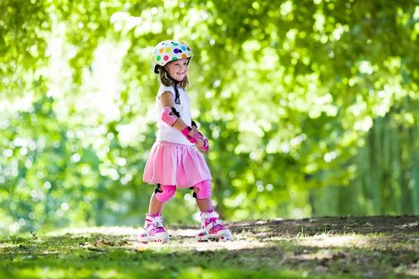 어린 소녀는 공원에서 롤러 스케이트 신발 — 스톡 사진
