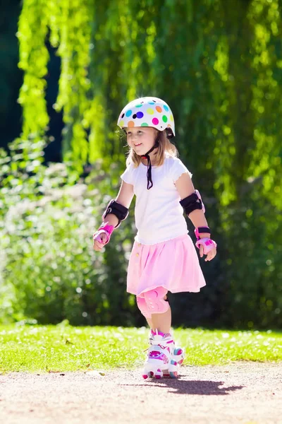 Kleines Mädchen mit Rollschuhen im Park — Stockfoto