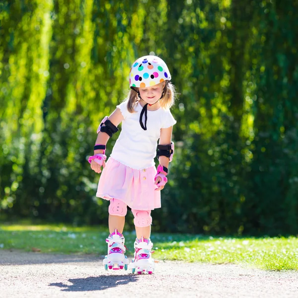 Niña con zapatos de patín en un parque — Foto de Stock