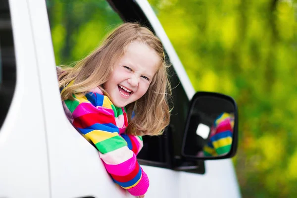 Beyaz arabanın içinde oturan küçük kız — Stok fotoğraf