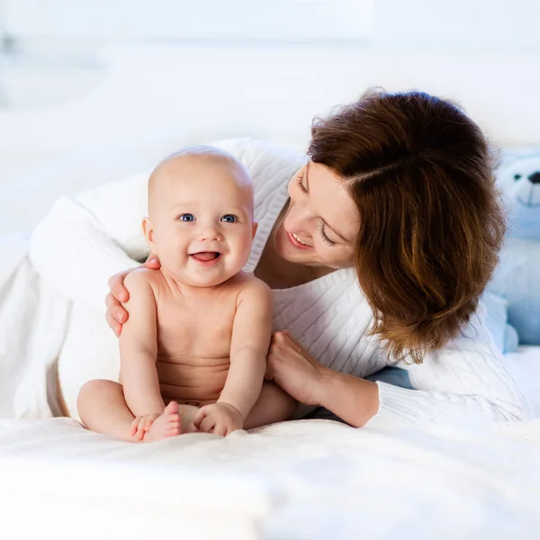 Bebê e mãe em casa na cama. Mãe e filho . — Fotografia de Stock