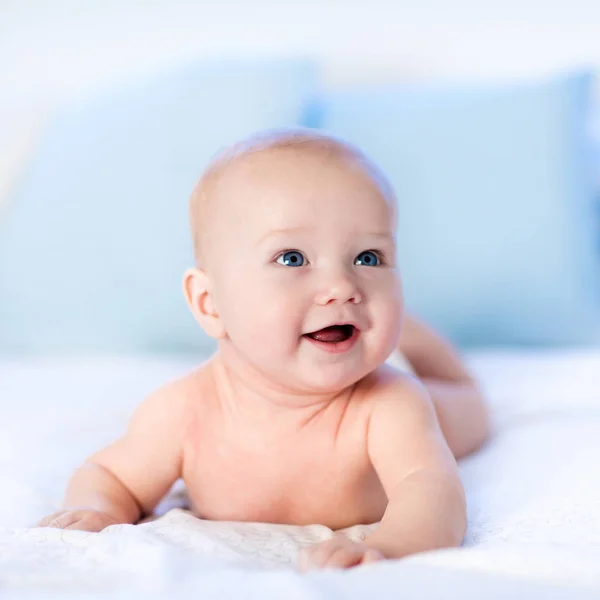 Baby in diaper in bed. Newborn at home. — Stock Photo, Image