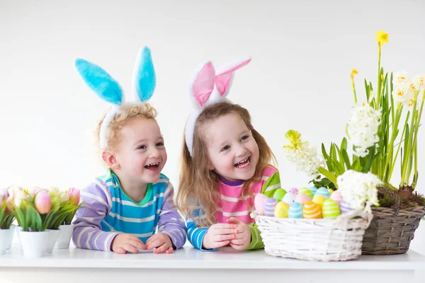 Dzieci z bunny uszy na Easter egg hunt — Zdjęcie stockowe