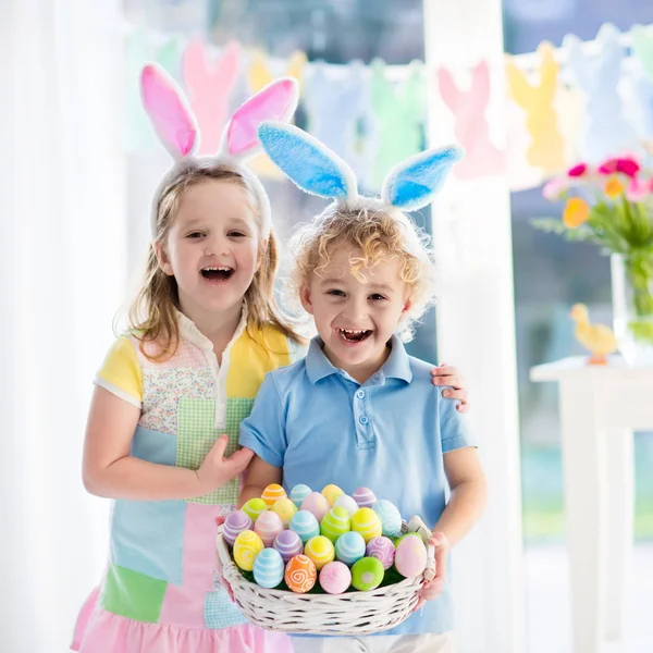Дети с корзиной для яиц на пасхальные яйца — стоковое фото