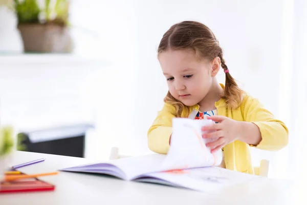 Kinderen lezen, schrijven en schilderen. Kind huiswerk. — Stockfoto