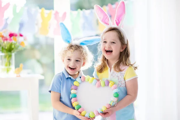 Barnen i bunny öron på påskägg jaga — Stockfoto