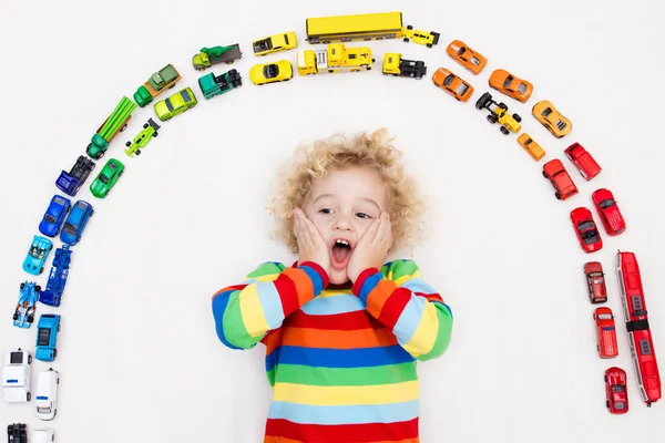 Menino brincando com carros de brinquedo. Brinquedos para crianças . — Fotografia de Stock