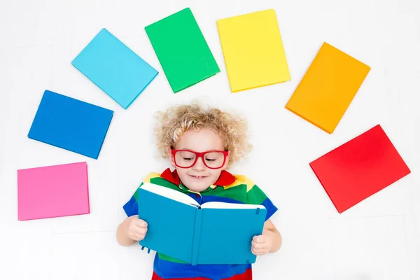 Un enfant lisant des livres. École pour enfants . — Photo