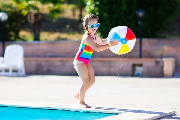 Bambino in piscina in vacanza estiva — Foto Stock