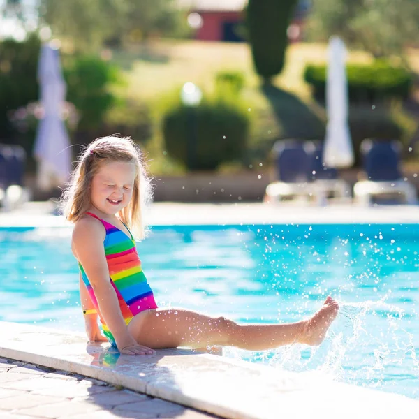 Niño en la piscina en vacaciones de verano — Foto de Stock