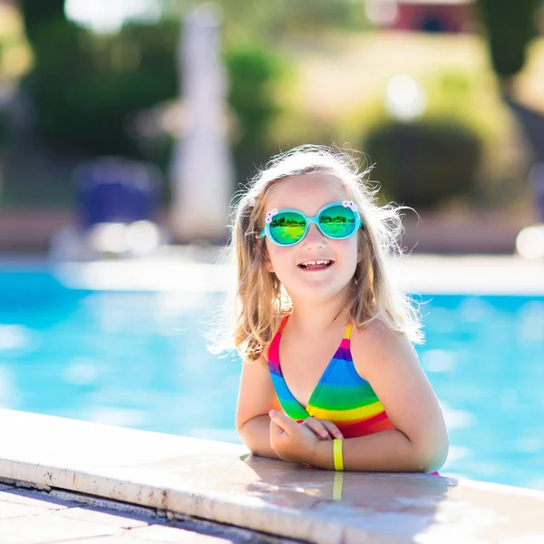 Kind in zwembad op zomervakantie — Stockfoto