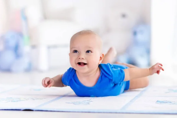 Baby pojke spela och lära sig att krypa — Stockfoto