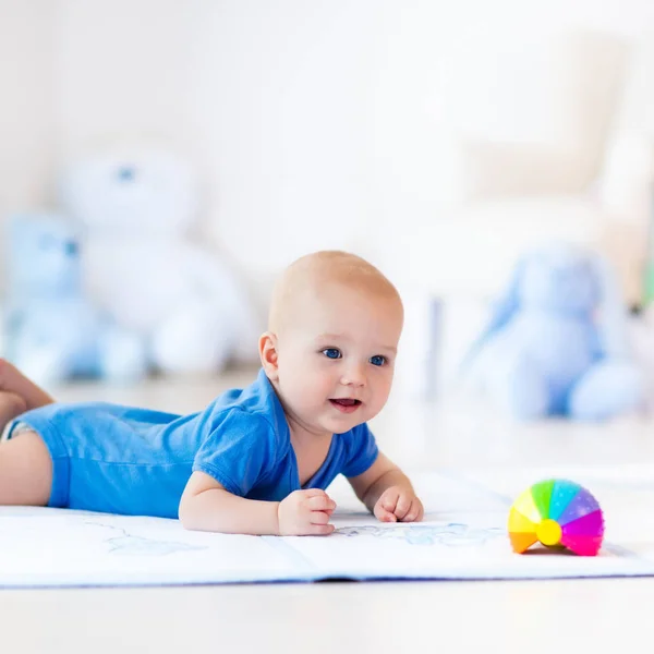 Малыш играет с игрушечным мячом — стоковое фото