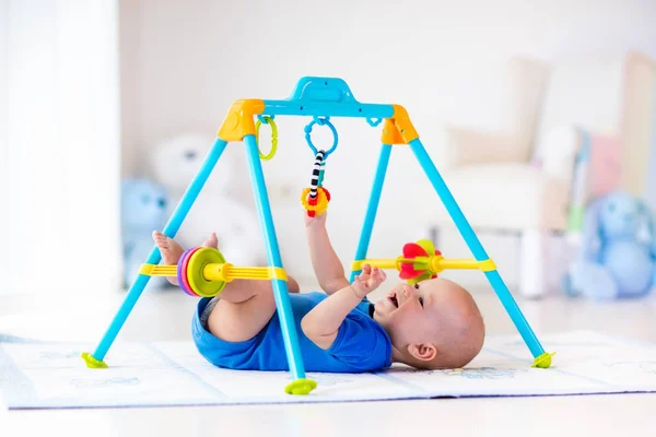 Pojke på play matta. Barn leker i gymmet. — Stockfoto