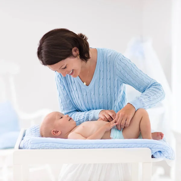 Madre cambiando pañal a bebé niño —  Fotos de Stock