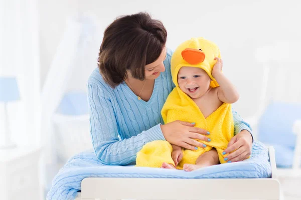 Mãe e bebê em toalha após o banho — Fotografia de Stock