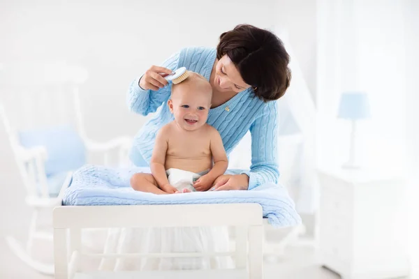 男の子の赤ちゃんにおむつを変更する母 — ストック写真