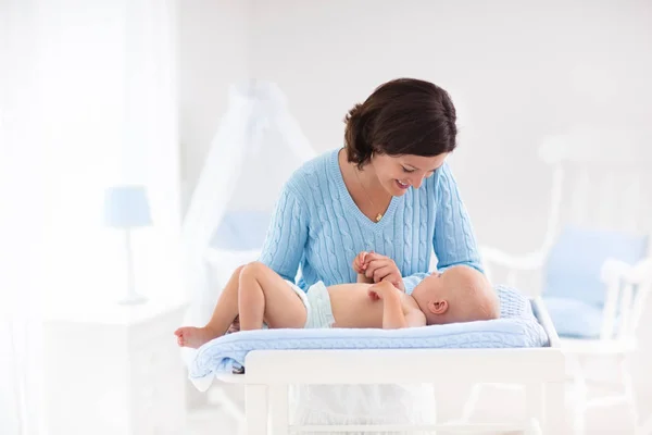 Madre cambiando pañal a bebé niño —  Fotos de Stock