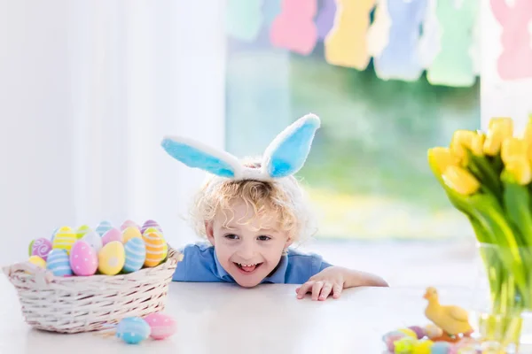 Child with bunny ears on Easter egg hunt — Stock Photo, Image