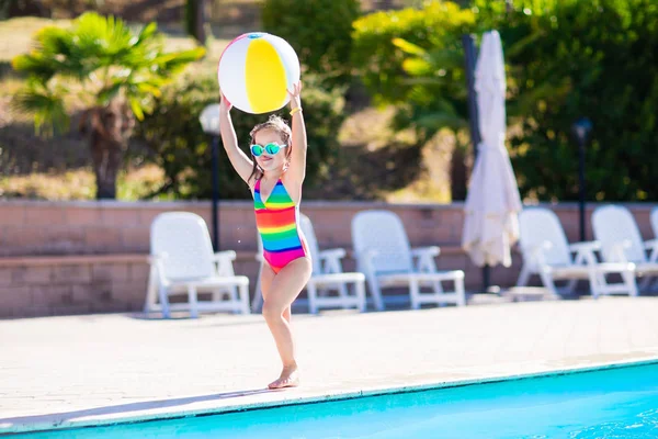 Ребенок в бассейне на летних каникулах — стоковое фото