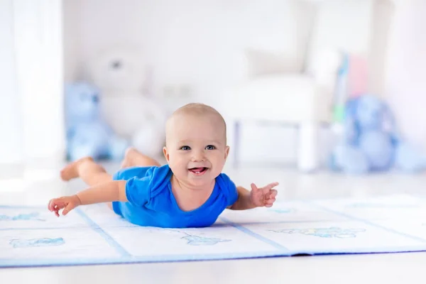 Baby boy playing and learning to crawl — Stock Photo, Image