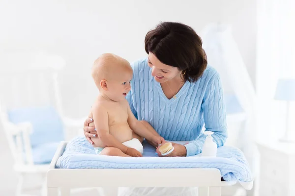 Mother changing diaper to baby boy — Stock Photo, Image