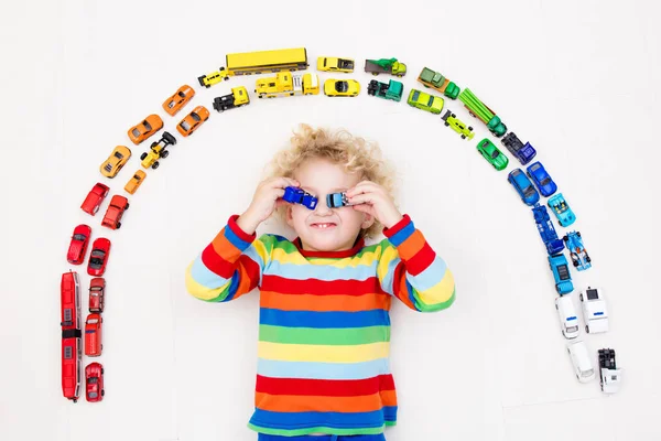 Menino brincando com carros de brinquedo. Brinquedos para crianças . — Fotografia de Stock