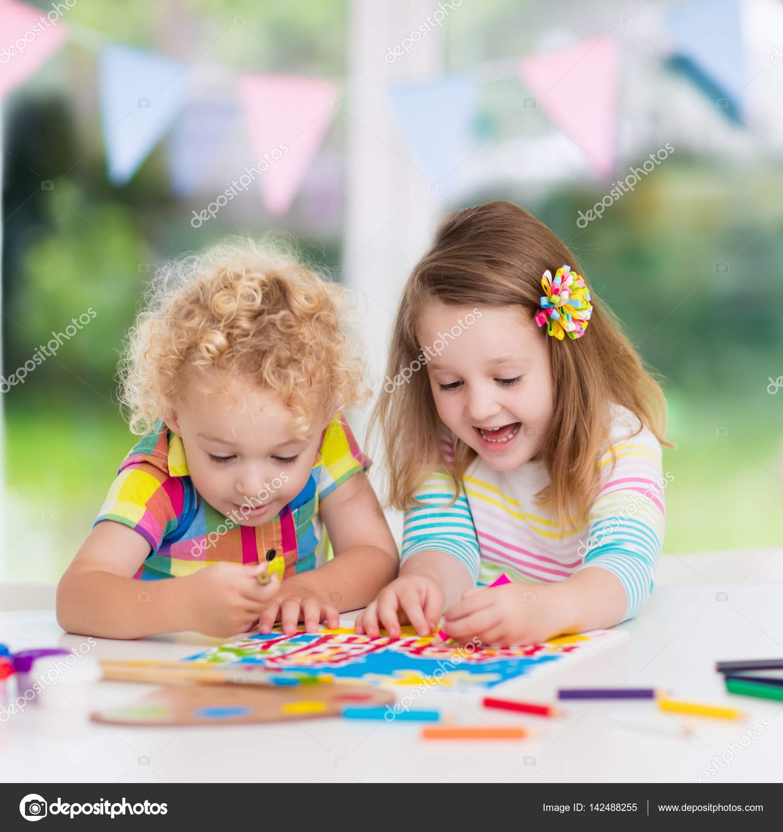 Bambini che fanno i piti pittura e disegno Bambini dipingere con il pennello colore e matite Arte e mestieri per bambino e