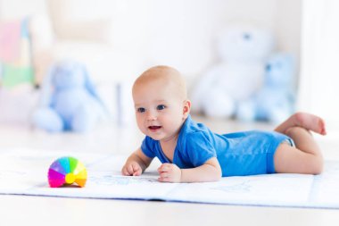Bebek çocuk oyuncak topla oynamayı