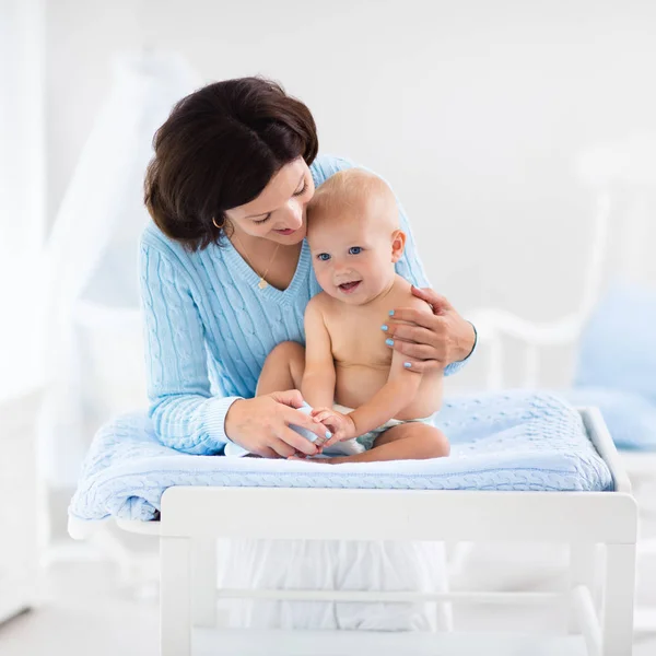 Mère changeant de couche en bébé garçon — Photo