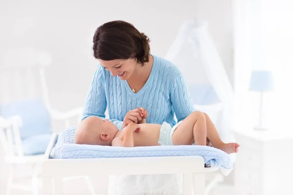 Madre cambiando pañal a bebé niño —  Fotos de Stock