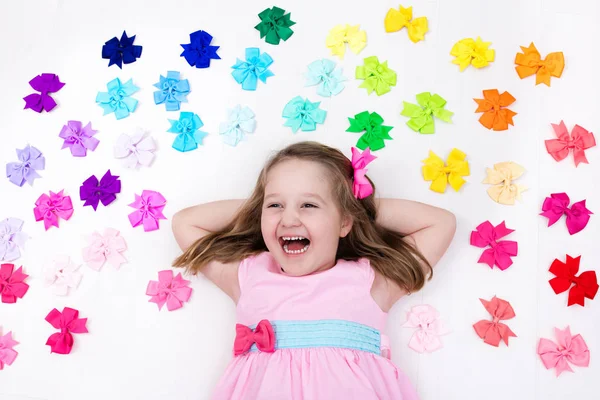 Menina com arco colorido. Acessório de cabelo — Fotografia de Stock