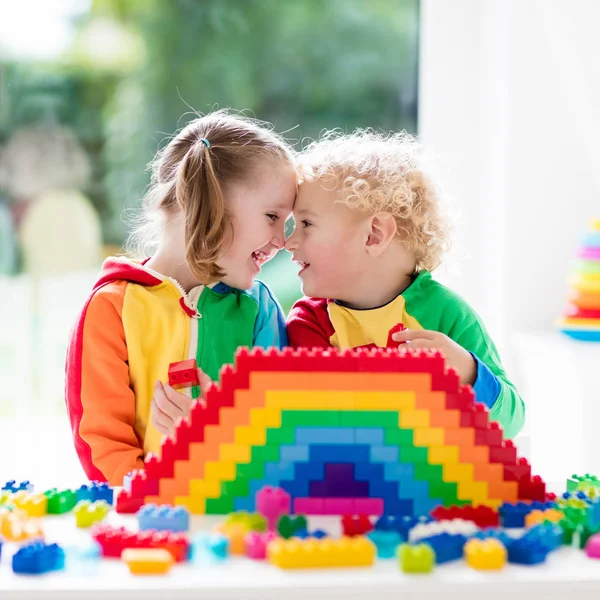 Kinderen spelen met kleurrijke blokken — Stockfoto