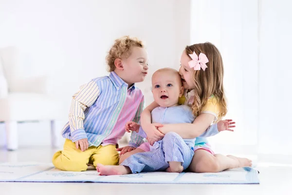 Crianças brincando em casa, irmão e irmã amor — Fotografia de Stock