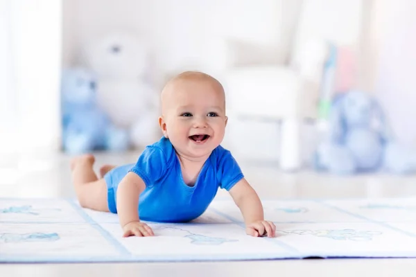 Bambino ragazzo giocare e imparare a strisciare — Foto Stock