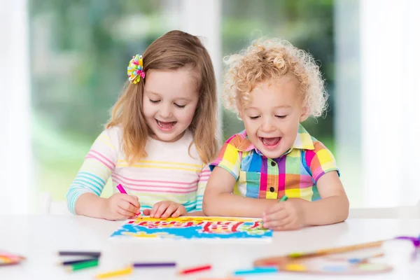 Kinder malen und zeichnen zu Hause — Stockfoto
