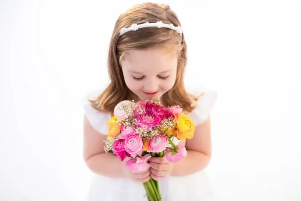 Petite fille avec bouquet de fleurs — Photo