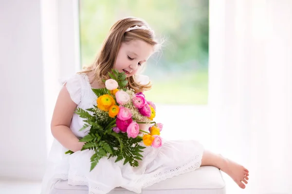 Kleines Mädchen mit Blumenstrauß — Stockfoto