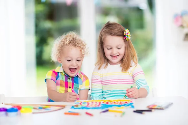 Дети рисуют и рисуют дома — стоковое фото