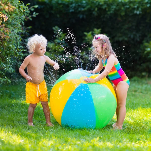 Дети играют с водяными шариками — стоковое фото