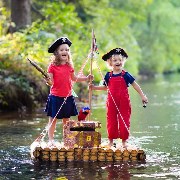 Niños jugando aventura pirata en balsa de madera — Foto de Stock