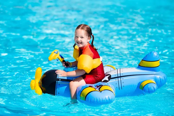 Liten flicka i poolen — Stockfoto