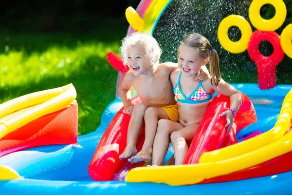 Kinder spielen im aufblasbaren Schwimmbad — Stockfoto