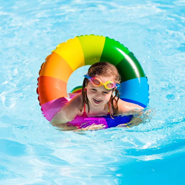 Menina com anel de brinquedo na piscina — Fotografia de Stock