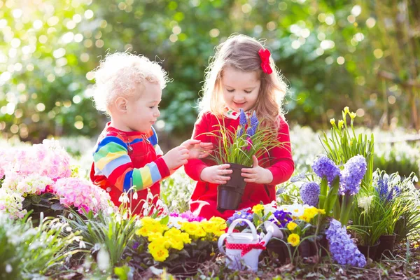 Niños plantas y flores de agua en el jardín de primavera — Foto de Stock
