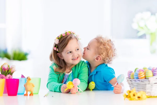 Niños con coloridos huevos de Pascua en la búsqueda de huevos — Foto de Stock